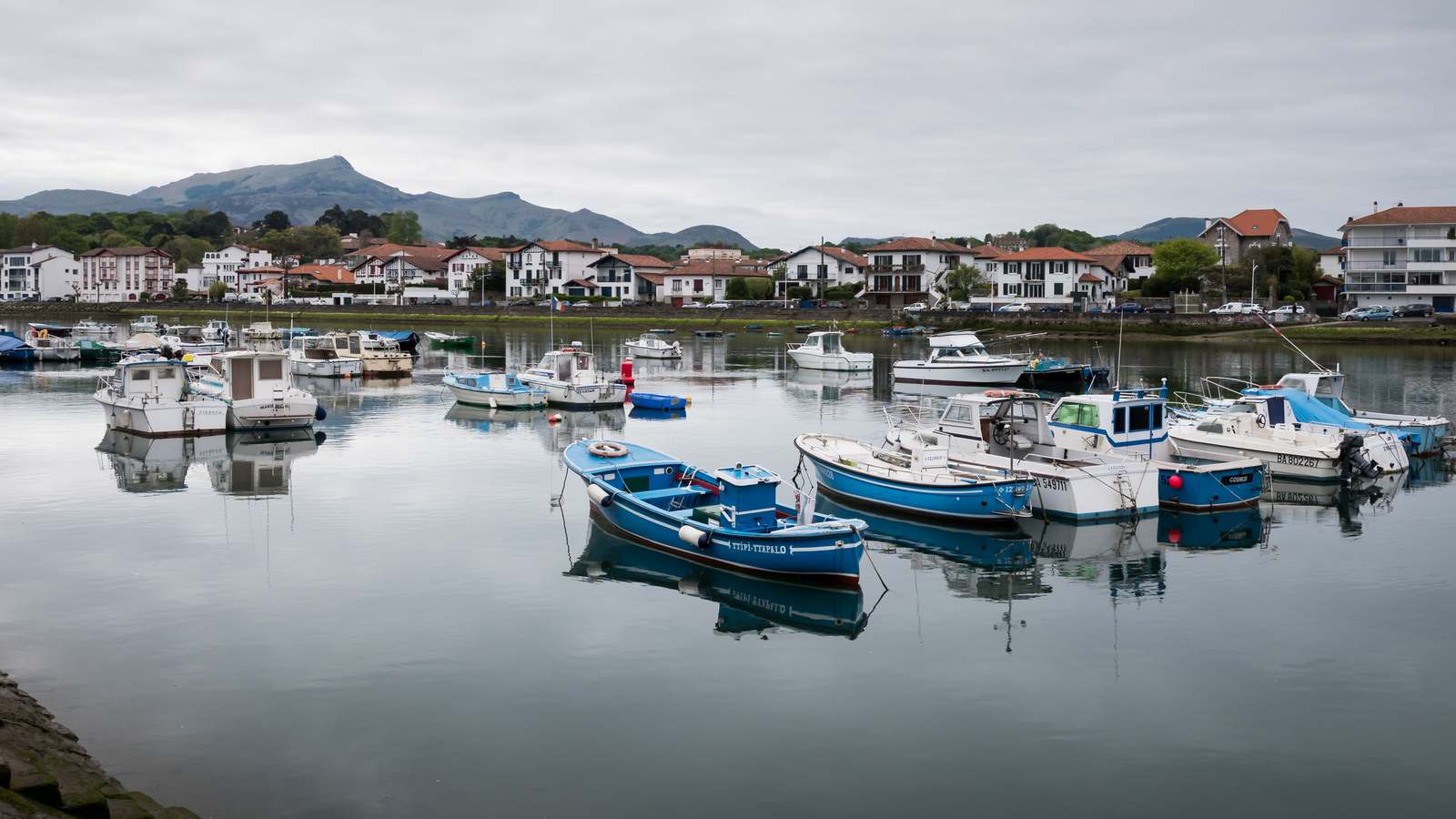 Vue du Port de Larraldenia