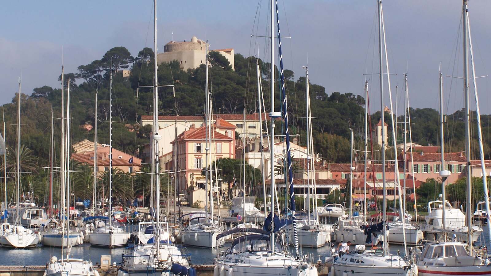 Vue du Port de Porquerolles
