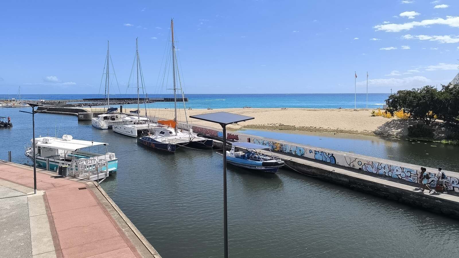 Vue du Port de plaisance de Saint-Gilles